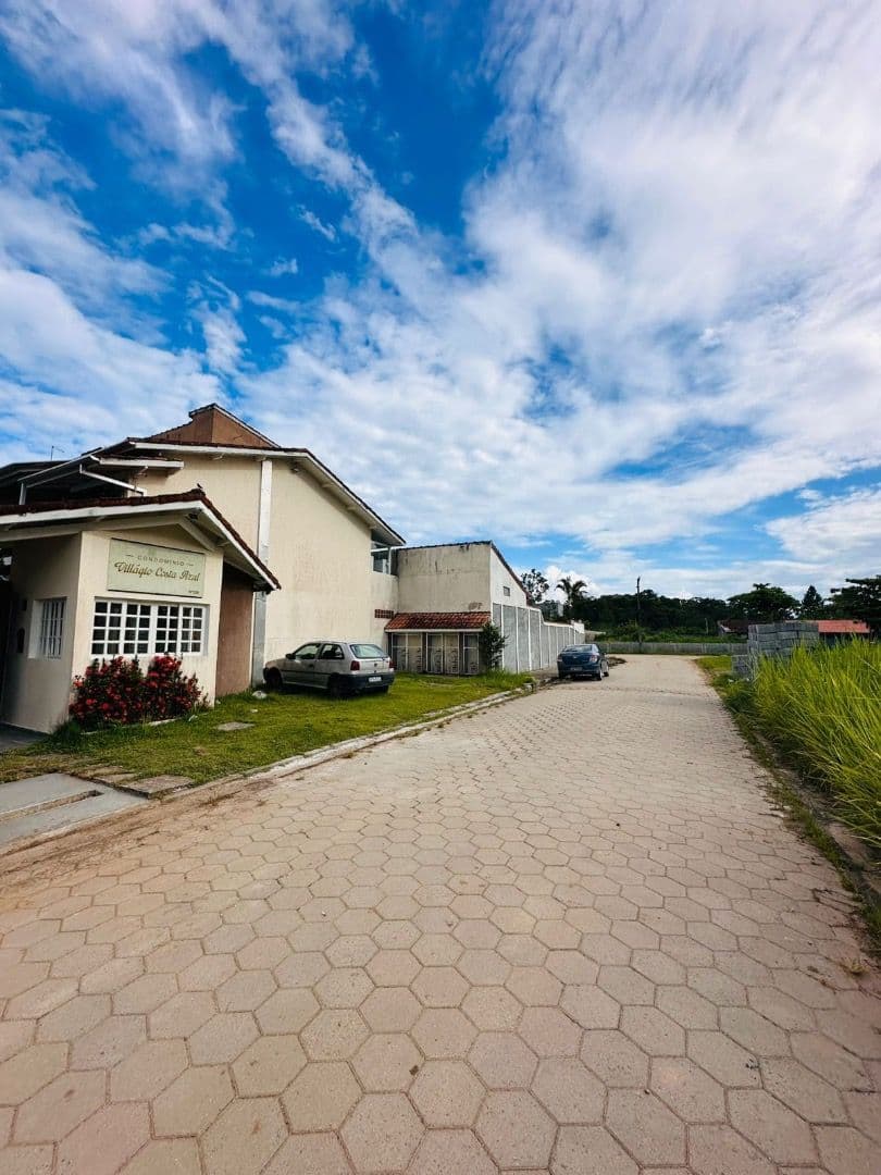 Casa Duplex em Condomínio Fechado no Capricórnio I